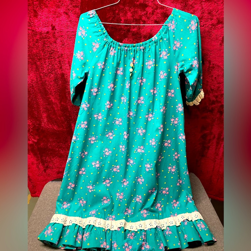 Vintage look 3/4 sleeve dress with bonnet